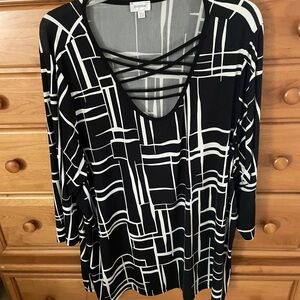 Black and White Geometric Women's Plus Top 26W